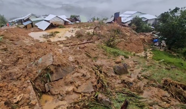 Đà Nẵng: Mưa lớn gây sạt lở, vùi lấp 6 nhà dân