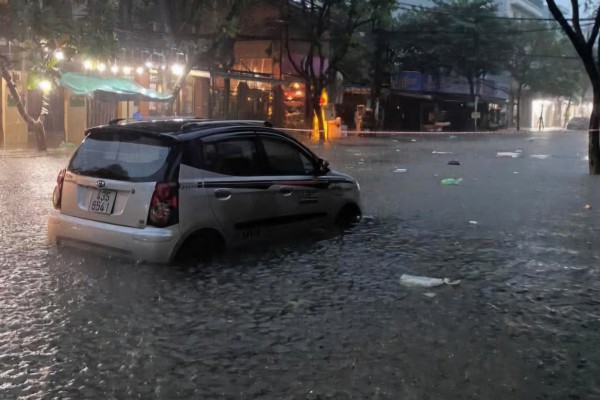 Đà Nẵng: Mưa lớn từ rạng sáng, nhiều khu vực trung tâm ngập sâu Đà Nẵng: Mưa lớn từ rạng sáng, nhiều khu vực trung tâm ngập sâu