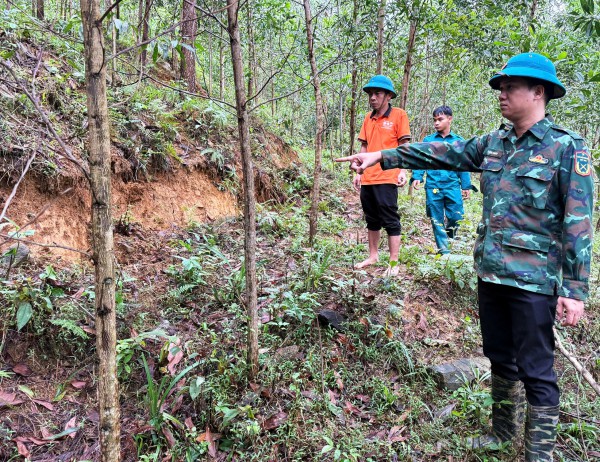 Đà Nẵng: Xuất hiện vết nứt lớn trên đỉnh núi, xã vùng cao ra thông báo khẩn Đà Nẵng: Xuất hiện vết nứt lớn trên đỉnh núi, xã vùng cao ra thông báo khẩn