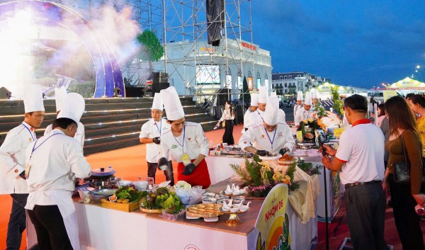 Đại tiệc ẩm thực: Hơn 100 món ngon từ cua Cà Mau kết hợp nguyên liệu 34 tỉnh thành Đại tiệc ẩm thực: Hơn 100 món ngon từ cua Cà Mau kết hợp nguyên liệu 34 tỉnh thành