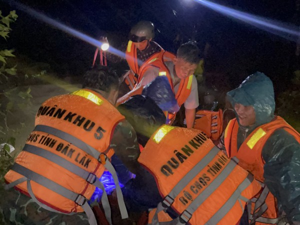 Đắk Lắk: 2 người lớn tuổi đau ốm được đưa ra khỏi vùng ngập lụt trong đêm