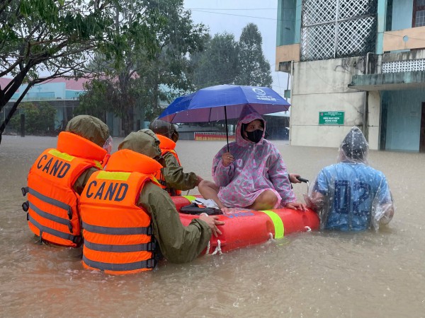Đắk Lắk: Công an vượt lũ đưa thai phụ sắp sinh đến trạm y tế Đắk Lắk: Công an vượt lũ đưa thai phụ sắp sinh đến trạm y tế