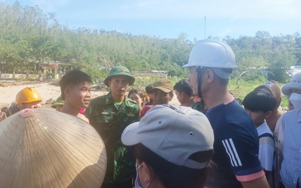 Đắk Lắk: Cứu sống 2 thuyền viên bị lật tàu trên biển