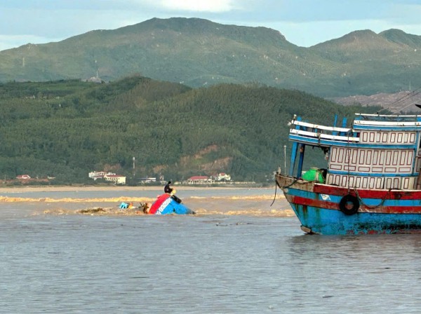 Đắk Lắk: Cứu sống 2 thuyền viên bị lật tàu trên biển