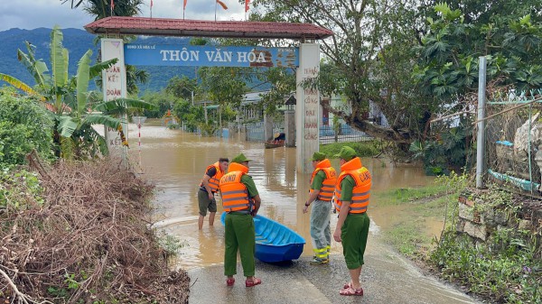 Đắk Lắk: Ngập sâu nhiều nơi, dân được di dời khẩn cấp Đắk Lắk: Ngập sâu nhiều nơi, dân được di dời khẩn cấp