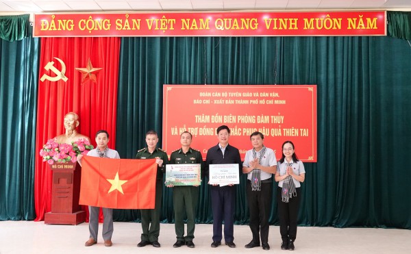 Đoàn tuyên giáo, báo chí TP.HCM tặng quà 2 xã biên giới của tỉnh Cao Bằng Đoàn tuyên giáo, báo chí TP.HCM tặng quà 2 xã biên giới của tỉnh Cao Bằng