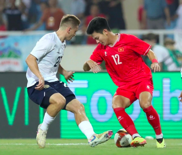 Đội tuyển Việt Nam sẽ bay trên ‘đôi cánh’ đặc biệt, từng là trò cưng của cố nhân Troussier?