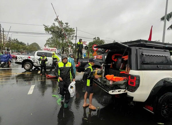 Đội xuồng hơi Đà Nẵng băng vùng ngập lụt Phú Yên cũ cứu dân bị cô lập