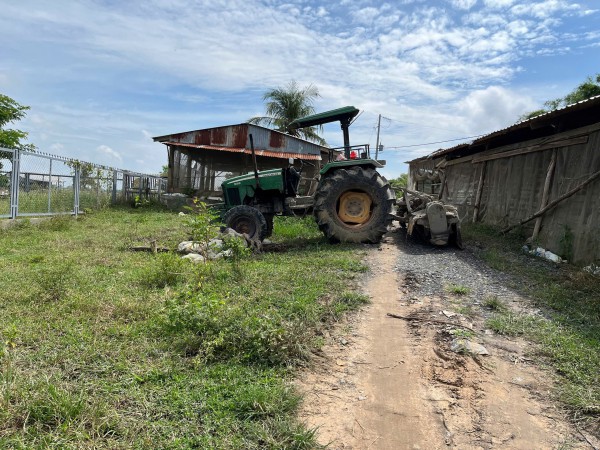 Đồng Tháp: Bị cản không cho đưa máy móc vô ruộng thu hoạch lúa, người dân cầu cứu