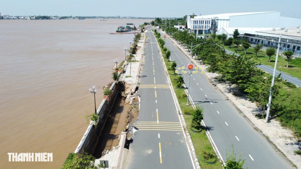 Đồng Tháp: Sạt lở làm kè sông Tiền 'hổng chân', hố sâu xuất hiện trên đường Đồng Tháp: Sạt lở làm kè sông Tiền 'hổng chân', hố sâu xuất hiện trên đường
