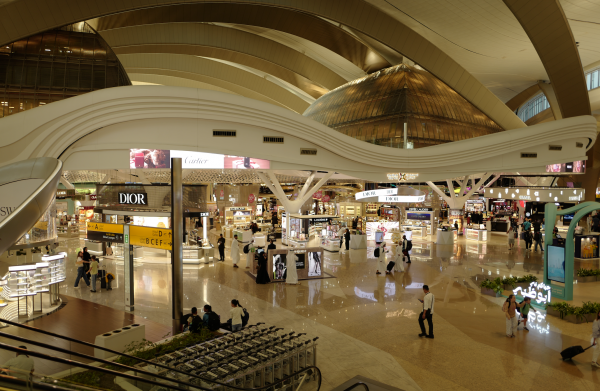 Du khách Việt ngỡ ngàng bước vào 'thế giới siêu thực' ở Abu Dhabi