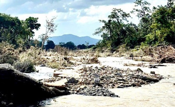 Đường bị lũ cuốn trôi, hơn 1.100 người dân phía tây Gia Lai bị cô lập