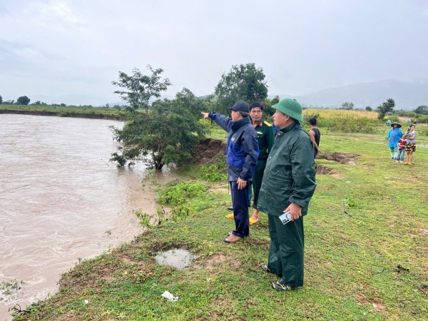 Gia Lai: Cứu hộ thành công 10 người dân bị cô lập do mưa lũ