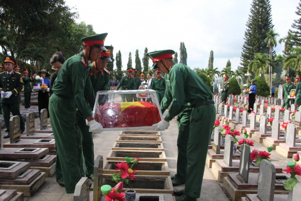 Gia Lai an táng 18 liệt sĩ