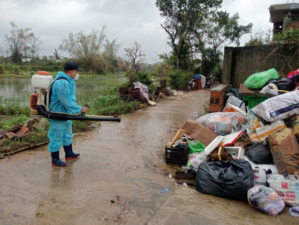 Gia Lai huy động 180 nhân viên y tế xử lý môi trường sau lũ