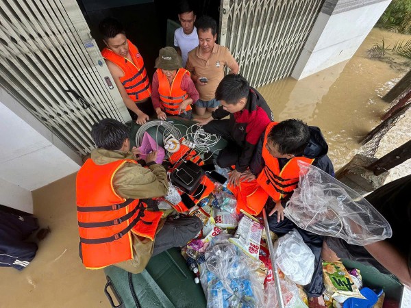 Giúp người vùng rốn lũ lịch sử: 'Nghe chị em cần quần áo lót, tôi liền mua'