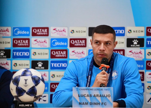 HLV Trung Kiên bất ngờ không họp báo, trung vệ Brazil cực lạc quan: Nam Định sẽ thắng Osaka… HLV Trung Kiên bất ngờ không họp báo, trung vệ Brazil cực lạc quan: Nam Định sẽ thắng Osaka…