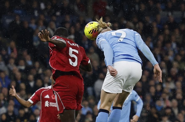 Hàng thủ thảm họa, Liverpool thua tan nát Man City: HLV Slot bị chỉ trích dữ dội