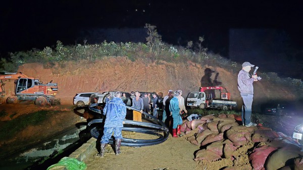 Hàng trăm người trắng đêm cứu hồ Cay An trước nguy cơ vỡ đập