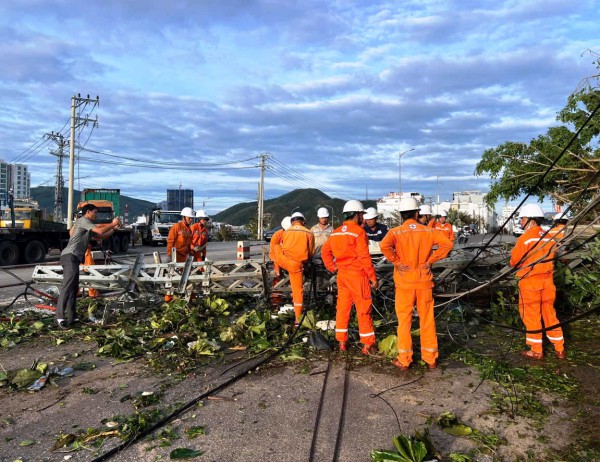 Hơn 1,6 triệu khách hàng tại miền Trung mất điện do ảnh hưởng bão số 13 Kalmaegi Hơn 1,6 triệu khách hàng tại miền Trung mất điện do ảnh hưởng bão số 13 Kalmaegi