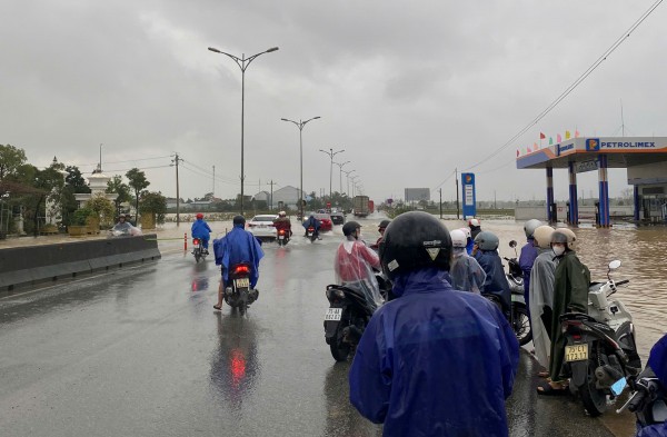 Huế: Lũ sông Bồ đã vượt báo động 3, nhiều vùng đã ngập sâu Huế: Lũ sông Bồ đã vượt báo động 3, nhiều vùng đã ngập sâu