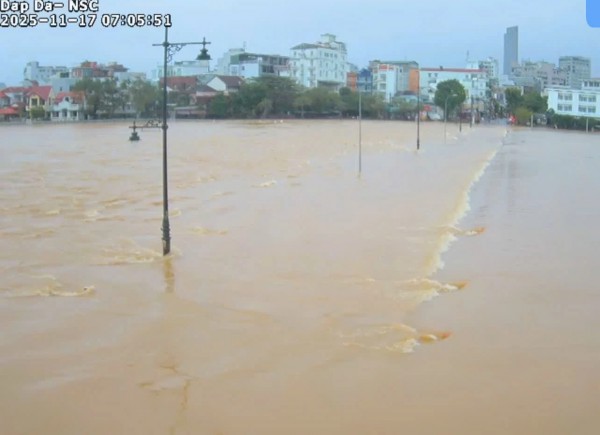 Huế kích hoạt còi báo động, nhiều nơi ngập lụt trở lại Huế kích hoạt còi báo động, nhiều nơi ngập lụt trở lại
