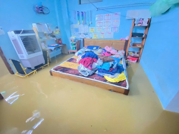 Huế kích hoạt còi báo động, nhiều nơi ngập lụt trở lại Huế kích hoạt còi báo động, nhiều nơi ngập lụt trở lại