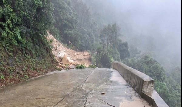 Hứng lượng mưa đứng thứ 2 lịch sử thế giới, đường lên Bạch Mã tê liệt Hứng lượng mưa đứng thứ 2 lịch sử thế giới, đường lên Bạch Mã tê liệt