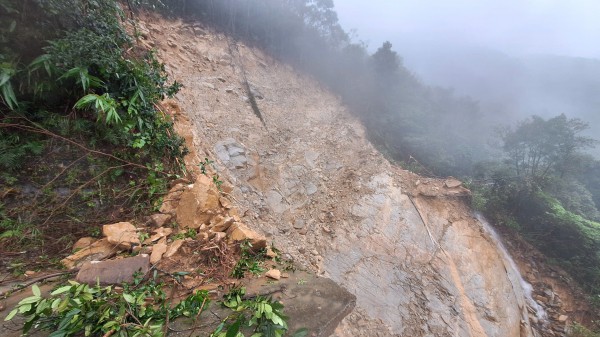 Hứng lượng mưa đứng thứ 2 lịch sử thế giới, đường lên Bạch Mã tê liệt Hứng lượng mưa đứng thứ 2 lịch sử thế giới, đường lên Bạch Mã tê liệt