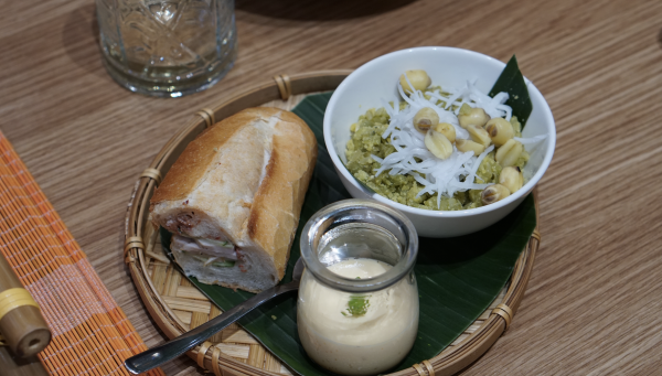 Khách Tây nườm nượp tới TP.HCM học pha cà phê trứng Khách Tây nườm nượp tới TP.HCM học pha cà phê trứng