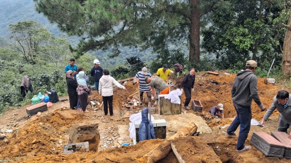 Khẩn cấp di dời 40 ngôi mộ trên đồi có nguy cơ sạt trượt