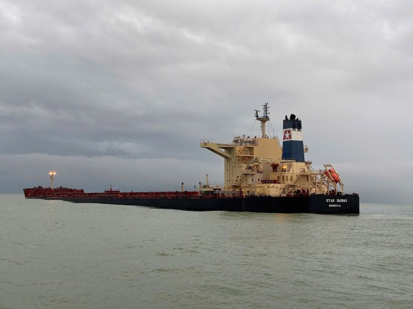 Khẩn trương xử lý tàu chở 175.000 tấn quặng sắt mắc cạn ở Dung Quất trước bão