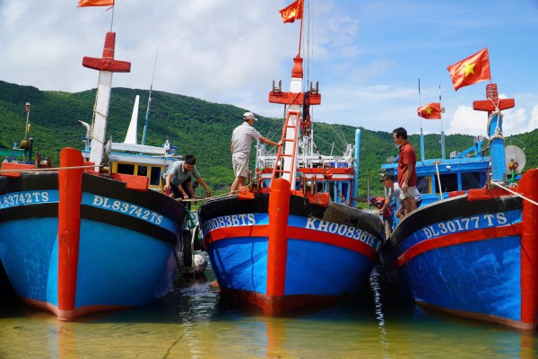 Khánh Hòa: Buộc sơ tán người nuôi trồng thủy sản vào bờ tránh bão số 13 Khánh Hòa: Buộc sơ tán người nuôi trồng thủy sản vào bờ tránh bão số 13
