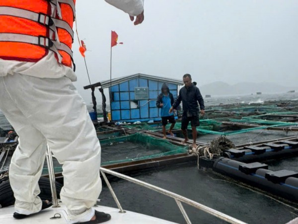 Khánh Hòa: Cưỡng chế người dân trên lồng bè vào bờ tránh bão Kalmaegi Khánh Hòa: Cưỡng chế người dân trên lồng bè vào bờ tránh bão Kalmaegi