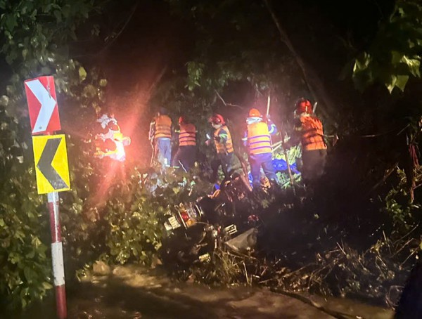 Khánh Hòa: Sạt lở đèo Khánh Sơn khiến 1 người chết, 1 người mất tích Khánh Hòa: Sạt lở đèo Khánh Sơn khiến 1 người chết, 1 người mất tích