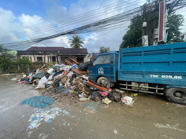 Khánh Hòa cấp tập thu dọn lượng rác khổng lồ ở phường Tây Nha Trang