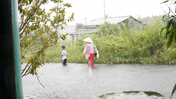 Khu tái định cư Cà Mau ngập sâu, dân dùng xuồng đi lại Khu tái định cư Cà Mau ngập sâu, dân dùng xuồng đi lại