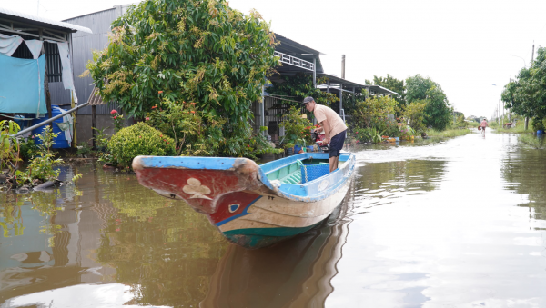 Khu tái định cư Cà Mau ngập sâu, dân dùng xuồng đi lại Khu tái định cư Cà Mau ngập sâu, dân dùng xuồng đi lại