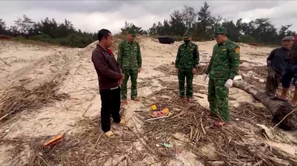 Lại phát hiện nhiều viên nén nghi ma túy trôi dạt vào bờ biển Quảng Trị