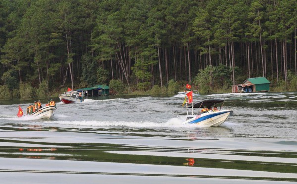 Lâm Đồng: 500 người tham gia diễn tập phòng thủ dân sự tại hồ Tuyền Lâm
