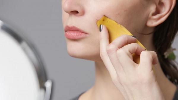 Làm đẹp từ gian bếp: Vỏ chuối giúp giảm mụn, sáng da Làm đẹp từ gian bếp: Vỏ chuối giúp giảm mụn, sáng da