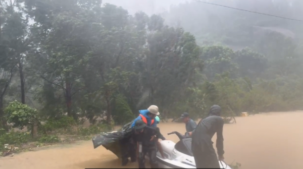Mô tô nước từ Phan Thiết ra cứu hộ vùng ngập lụt Phú Yên cũ