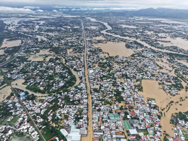 Mưa lũ tại Khánh Hòa: Nước sông Cái dâng nhanh, người dân leo mái nhà cầu cứu
