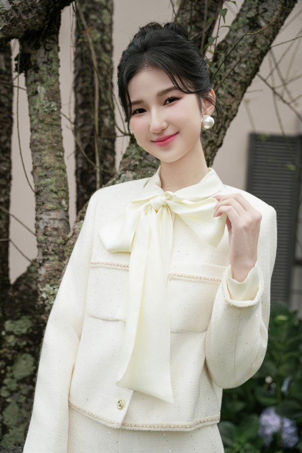 Nàng Mơ diện váy áo vải tweed hóa quý cô nước Pháp