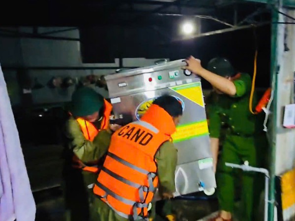 Ngập lụt ở Gia Lai: Công an trắng đêm cứu dân