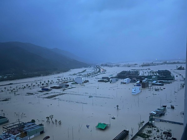 Ngập lụt ở Quy Nhơn, dân thức trắng đêm chạy lũ