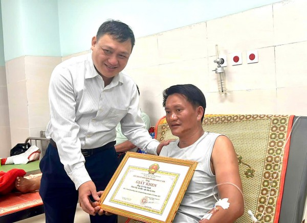 Ngư dân Lý Sơn dũng cảm cứu người: 'Lúc đó không kịp sợ'