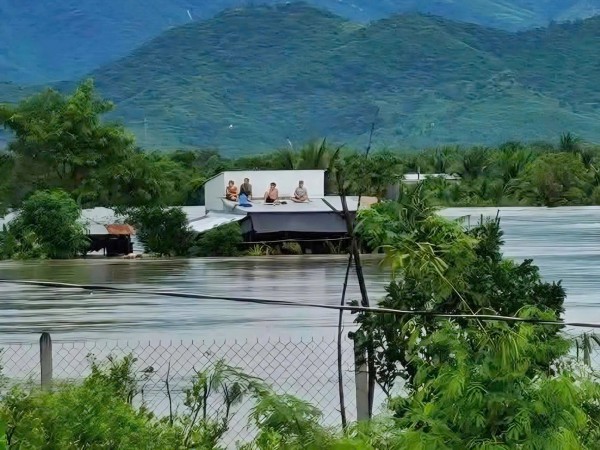Người dân vùng ngập lụt Khánh Hòa, Phú Yên cũ kêu cứu 'có thai phụ và người già'