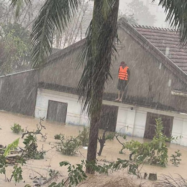 Người dân vùng ngập lụt Khánh Hòa, Phú Yên cũ kêu cứu 'có thai phụ và người già'