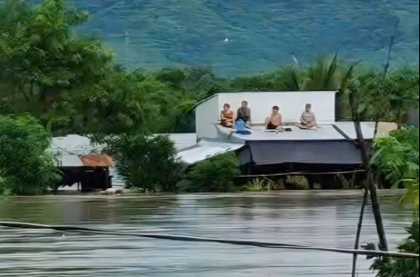 Nguyên nhân mưa lũ miền Trung vượt đỉnh lịch sử, ngập lụt còn kéo dài